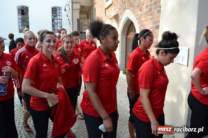 Zdjęcie w galerii na portalu naszraciborz.pl: Piłkarki Kanady zwiedziły raciborski zamek wiadomości z regionu