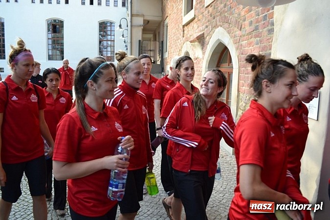 Zdjęcie w galerii na portalu naszraciborz.pl: Piłkarki Kanady zwiedziły raciborski zamek wiadomości z regionu