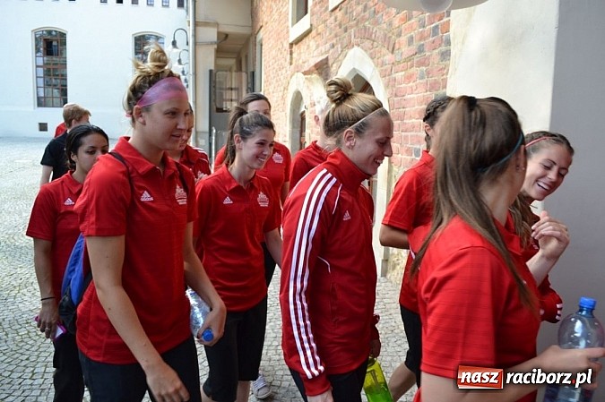 Zdjęcie w galerii na portalu naszraciborz.pl: Piłkarki Kanady zwiedziły raciborski zamek wiadomości z regionu