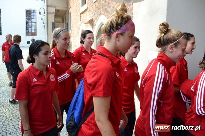 Zdjęcie w galerii na portalu naszraciborz.pl: Piłkarki Kanady zwiedziły raciborski zamek wiadomości z regionu