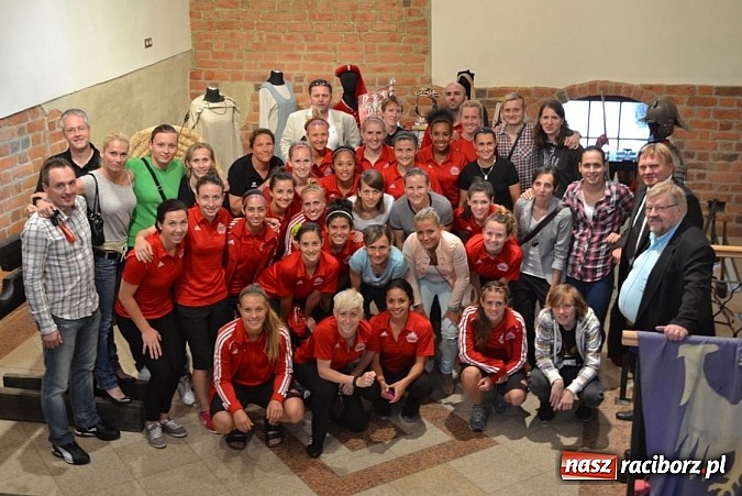 Zdjęcie w galerii na portalu naszraciborz.pl: Piłkarki Kanady zwiedziły raciborski zamek wiadomości z regionu