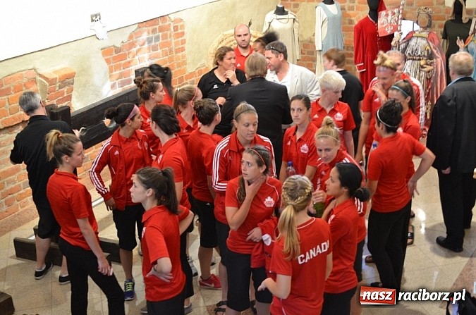 Zdjęcie w galerii na portalu naszraciborz.pl: Piłkarki Kanady zwiedziły raciborski zamek wiadomości z regionu