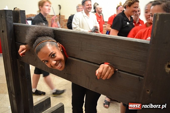 Zdjęcie w galerii na portalu naszraciborz.pl: Piłkarki Kanady zwiedziły raciborski zamek wiadomości z regionu