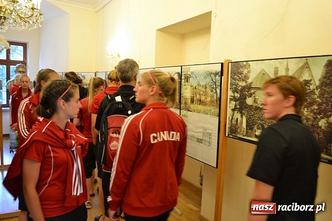 Zdjęcie w galerii na portalu naszraciborz.pl: Piłkarki Kanady zwiedziły raciborski zamek wiadomości z regionu