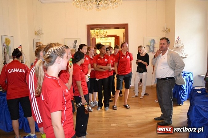 Zdjęcie w galerii na portalu naszraciborz.pl: Piłkarki Kanady zwiedziły raciborski zamek wiadomości z regionu