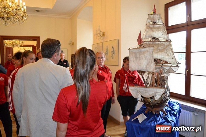 Zdjęcie w galerii na portalu naszraciborz.pl: Piłkarki Kanady zwiedziły raciborski zamek wiadomości z regionu