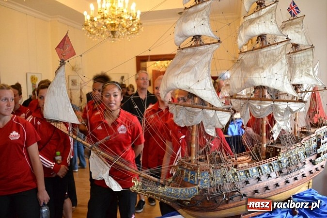 Zdjęcie w galerii na portalu naszraciborz.pl: Piłkarki Kanady zwiedziły raciborski zamek wiadomości z regionu