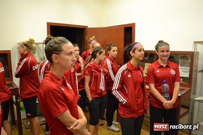 Zdjęcie w galerii na portalu naszraciborz.pl: Piłkarki Kanady zwiedziły raciborski zamek wiadomości z regionu