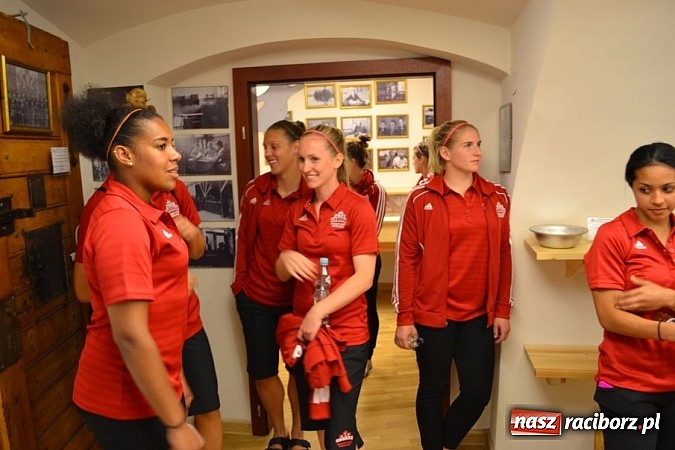 Zdjęcie w galerii na portalu naszraciborz.pl: Piłkarki Kanady zwiedziły raciborski zamek wiadomości z regionu