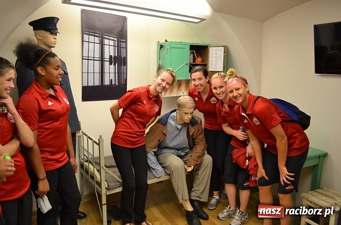 Zdjęcie w galerii na portalu naszraciborz.pl: Piłkarki Kanady zwiedziły raciborski zamek wiadomości z regionu