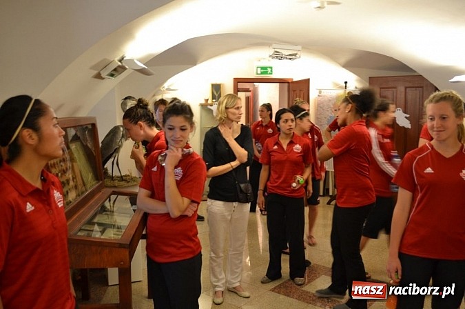 Zdjęcie w galerii na portalu naszraciborz.pl: Piłkarki Kanady zwiedziły raciborski zamek wiadomości z regionu