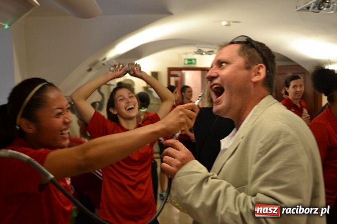 Zdjęcie w galerii na portalu naszraciborz.pl: Piłkarki Kanady zwiedziły raciborski zamek wiadomości z regionu