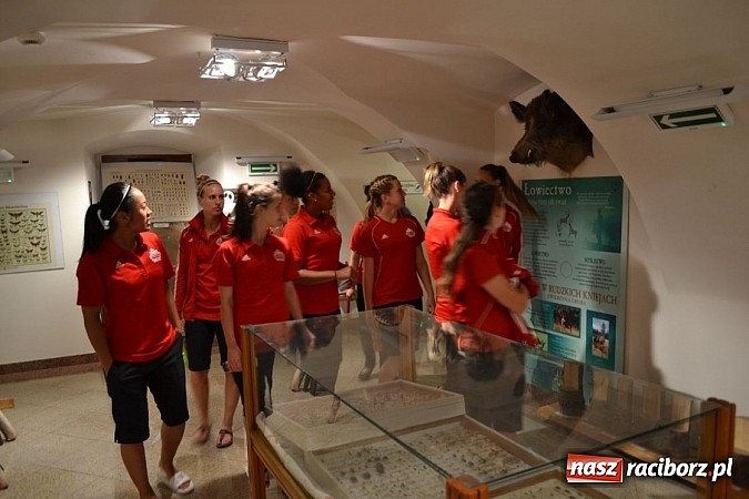 Zdjęcie w galerii na portalu naszraciborz.pl: Piłkarki Kanady zwiedziły raciborski zamek wiadomości z regionu