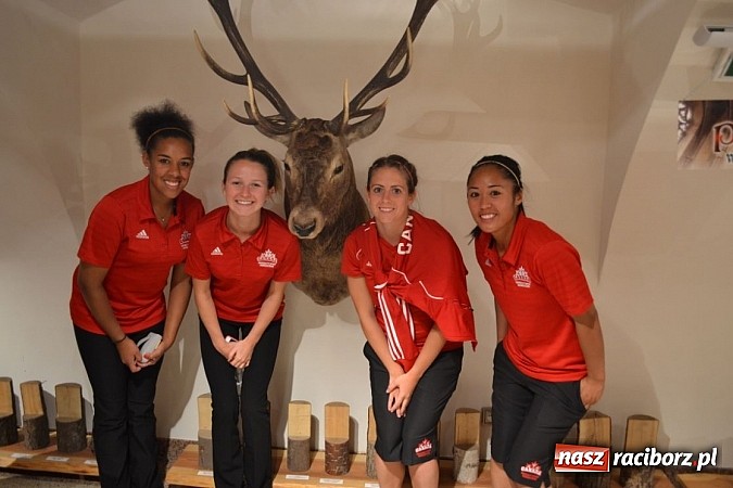 Zdjęcie w galerii na portalu naszraciborz.pl: Piłkarki Kanady zwiedziły raciborski zamek wiadomości z regionu