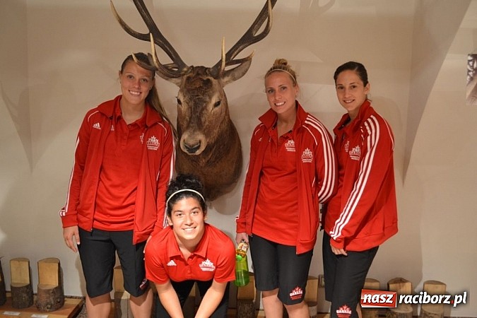 Zdjęcie w galerii na portalu naszraciborz.pl: Piłkarki Kanady zwiedziły raciborski zamek wiadomości z regionu