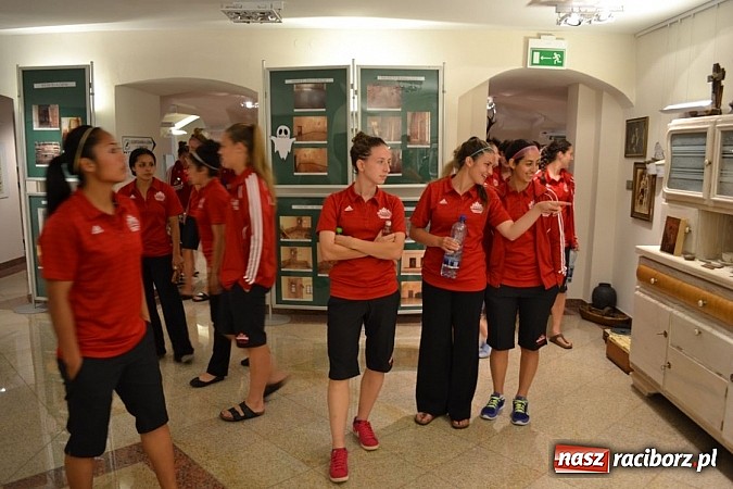 Zdjęcie w galerii na portalu naszraciborz.pl: Piłkarki Kanady zwiedziły raciborski zamek wiadomości z regionu