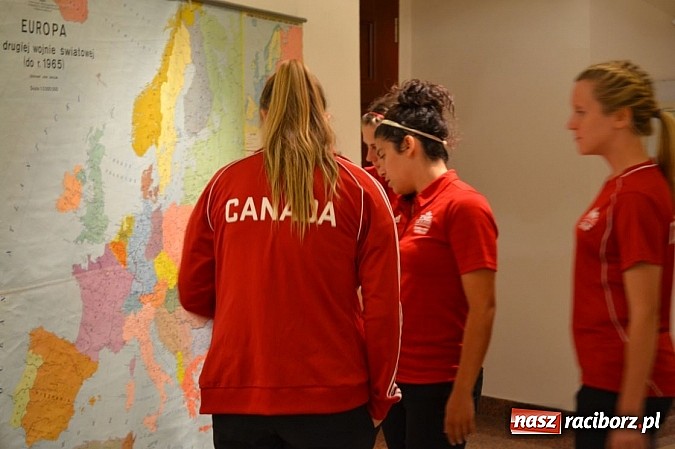 Zdjęcie w galerii na portalu naszraciborz.pl: Piłkarki Kanady zwiedziły raciborski zamek wiadomości z regionu