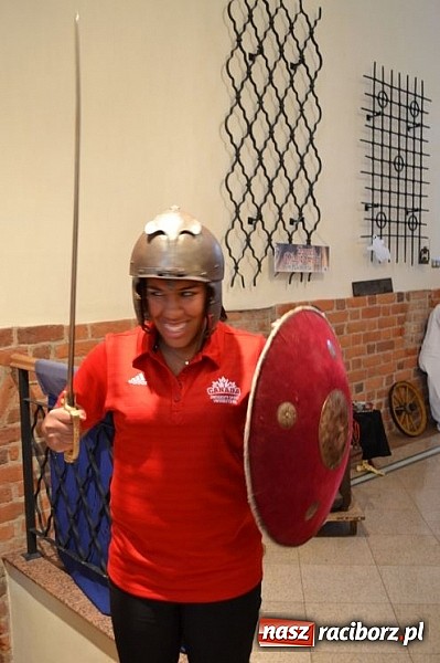 Zdjęcie w galerii na portalu naszraciborz.pl: Piłkarki Kanady zwiedziły raciborski zamek wiadomości z regionu