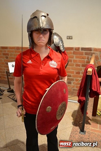 Zdjęcie w galerii na portalu naszraciborz.pl: Piłkarki Kanady zwiedziły raciborski zamek wiadomości z regionu