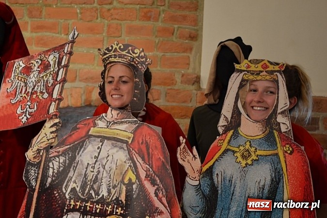 Zdjęcie w galerii na portalu naszraciborz.pl: Piłkarki Kanady zwiedziły raciborski zamek wiadomości z regionu