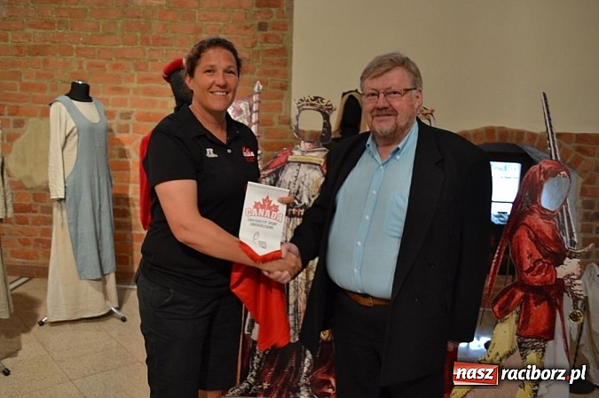 Zdjęcie w galerii na portalu naszraciborz.pl: Piłkarki Kanady zwiedziły raciborski zamek wiadomości z regionu