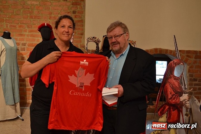 Zdjęcie w galerii na portalu naszraciborz.pl: Piłkarki Kanady zwiedziły raciborski zamek wiadomości z regionu