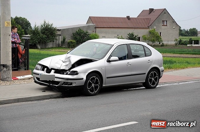 Zdjęcie w galerii na portalu naszraciborz.pl: Na Hulczyńskiej seat wjechał w peugeota wiadomości z regionu
