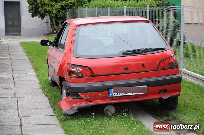Zdjęcie w galerii na portalu naszraciborz.pl: Na Hulczyńskiej seat wjechał w peugeota wiadomości z regionu