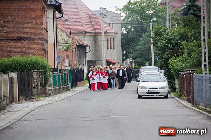 Zdjęcie w galerii na portalu naszraciborz.pl: Na Płoni odsłonięto pomnik poświęcony wszystkim ofiarom wojen i przemocy wiadomości z regionu