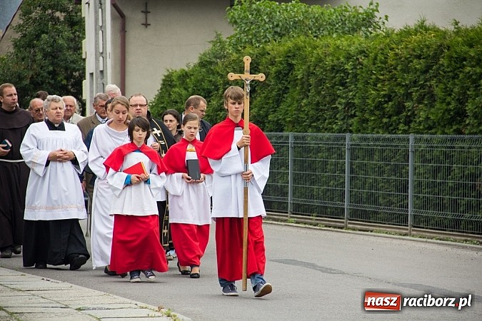 Zdjęcie w galerii na portalu naszraciborz.pl: Na Płoni odsłonięto pomnik poświęcony wszystkim ofiarom wojen i przemocy wiadomości z regionu