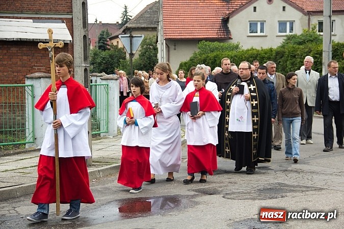 Zdjęcie w galerii na portalu naszraciborz.pl: Na Płoni odsłonięto pomnik poświęcony wszystkim ofiarom wojen i przemocy wiadomości z regionu