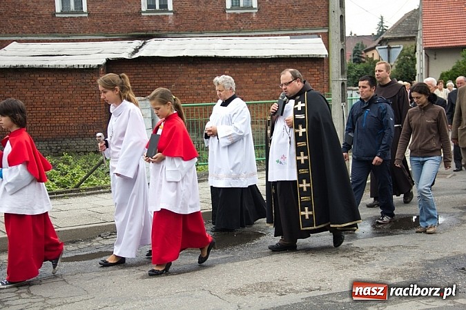 Zdjęcie w galerii na portalu naszraciborz.pl: Na Płoni odsłonięto pomnik poświęcony wszystkim ofiarom wojen i przemocy wiadomości z regionu