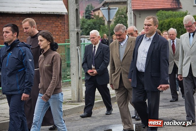 Zdjęcie w galerii na portalu naszraciborz.pl: Na Płoni odsłonięto pomnik poświęcony wszystkim ofiarom wojen i przemocy wiadomości z regionu