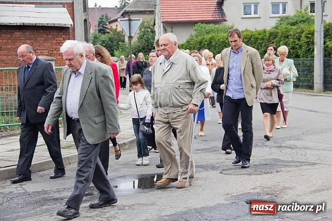 Zdjęcie w galerii na portalu naszraciborz.pl: Na Płoni odsłonięto pomnik poświęcony wszystkim ofiarom wojen i przemocy wiadomości z regionu