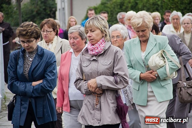 Zdjęcie w galerii na portalu naszraciborz.pl: Na Płoni odsłonięto pomnik poświęcony wszystkim ofiarom wojen i przemocy wiadomości z regionu