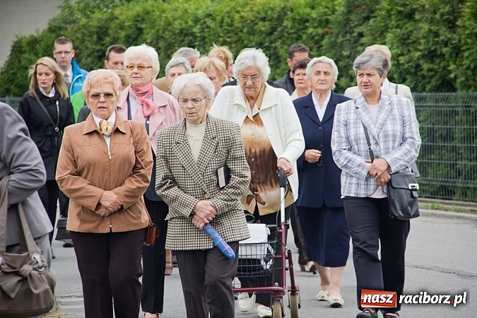 Zdjęcie w galerii na portalu naszraciborz.pl: Na Płoni odsłonięto pomnik poświęcony wszystkim ofiarom wojen i przemocy wiadomości z regionu