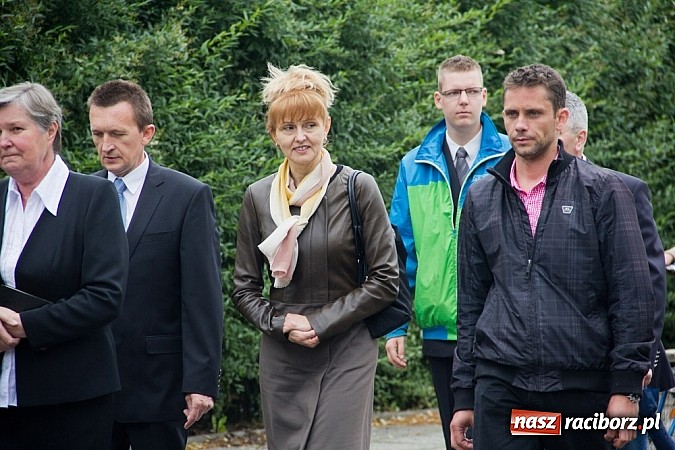 Zdjęcie w galerii na portalu naszraciborz.pl: Na Płoni odsłonięto pomnik poświęcony wszystkim ofiarom wojen i przemocy wiadomości z regionu