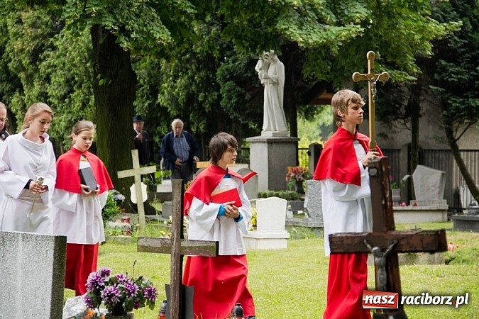 Zdjęcie w galerii na portalu naszraciborz.pl: Na Płoni odsłonięto pomnik poświęcony wszystkim ofiarom wojen i przemocy wiadomości z regionu