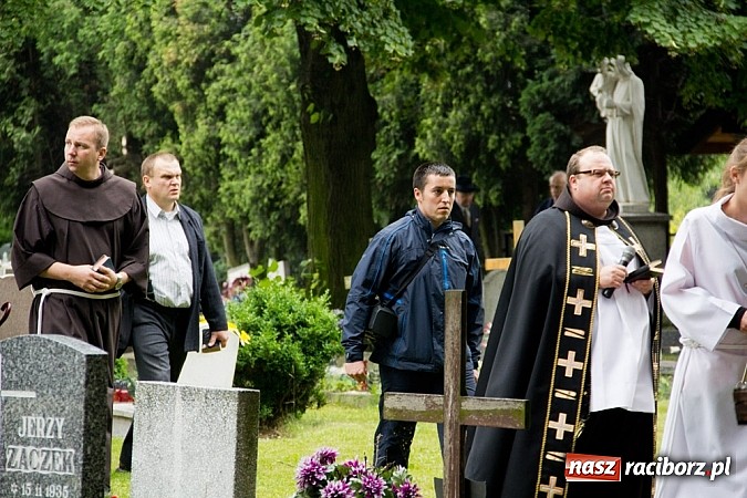 Zdjęcie w galerii na portalu naszraciborz.pl: Na Płoni odsłonięto pomnik poświęcony wszystkim ofiarom wojen i przemocy wiadomości z regionu