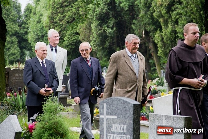 Zdjęcie w galerii na portalu naszraciborz.pl: Na Płoni odsłonięto pomnik poświęcony wszystkim ofiarom wojen i przemocy wiadomości z regionu