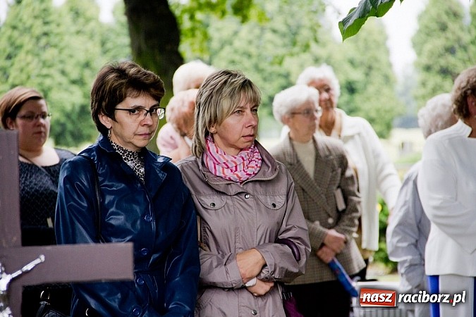 Zdjęcie w galerii na portalu naszraciborz.pl: Na Płoni odsłonięto pomnik poświęcony wszystkim ofiarom wojen i przemocy wiadomości z regionu