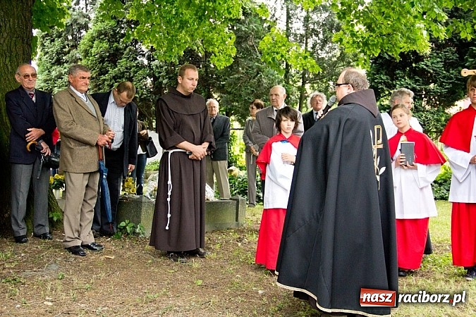 Zdjęcie w galerii na portalu naszraciborz.pl: Na Płoni odsłonięto pomnik poświęcony wszystkim ofiarom wojen i przemocy wiadomości z regionu
