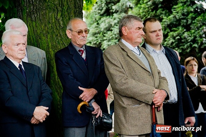 Zdjęcie w galerii na portalu naszraciborz.pl: Na Płoni odsłonięto pomnik poświęcony wszystkim ofiarom wojen i przemocy wiadomości z regionu