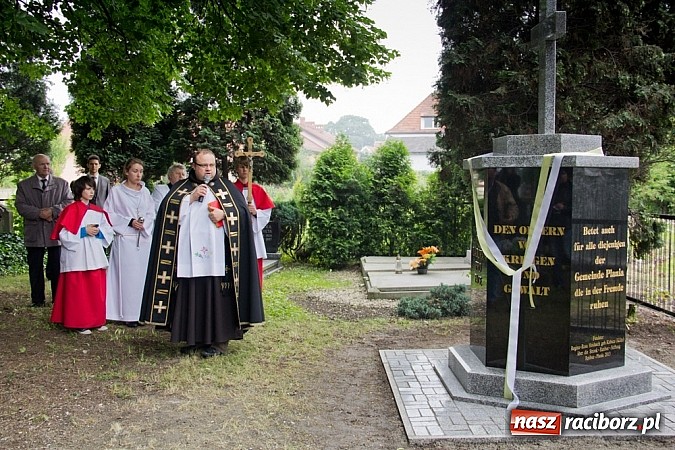 Zdjęcie w galerii na portalu naszraciborz.pl: Na Płoni odsłonięto pomnik poświęcony wszystkim ofiarom wojen i przemocy wiadomości z regionu
