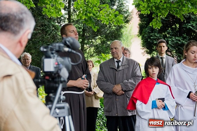 Zdjęcie w galerii na portalu naszraciborz.pl: Na Płoni odsłonięto pomnik poświęcony wszystkim ofiarom wojen i przemocy wiadomości z regionu