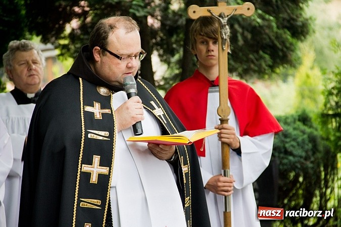 Zdjęcie w galerii na portalu naszraciborz.pl: Na Płoni odsłonięto pomnik poświęcony wszystkim ofiarom wojen i przemocy wiadomości z regionu