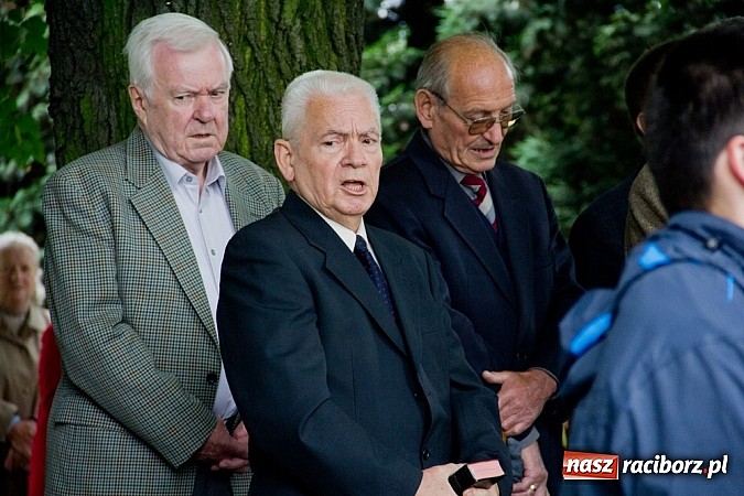 Zdjęcie w galerii na portalu naszraciborz.pl: Na Płoni odsłonięto pomnik poświęcony wszystkim ofiarom wojen i przemocy wiadomości z regionu