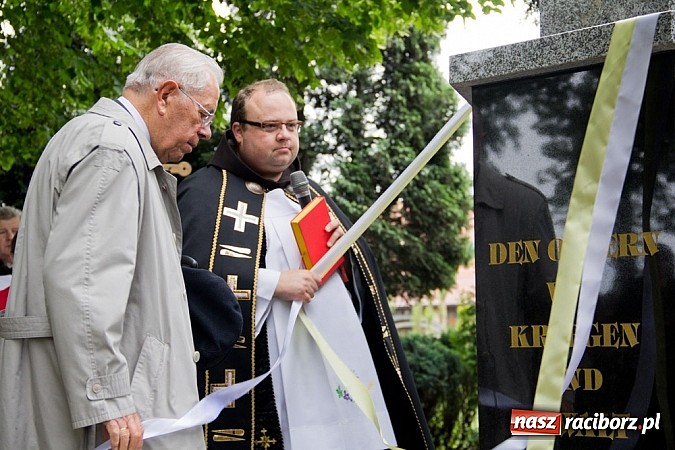 Zdjęcie w galerii na portalu naszraciborz.pl: Na Płoni odsłonięto pomnik poświęcony wszystkim ofiarom wojen i przemocy wiadomości z regionu