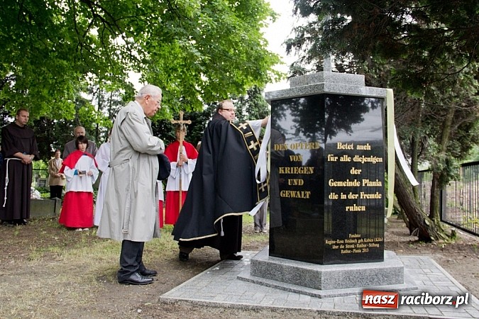 Zdjęcie w galerii na portalu naszraciborz.pl: Na Płoni odsłonięto pomnik poświęcony wszystkim ofiarom wojen i przemocy wiadomości z regionu