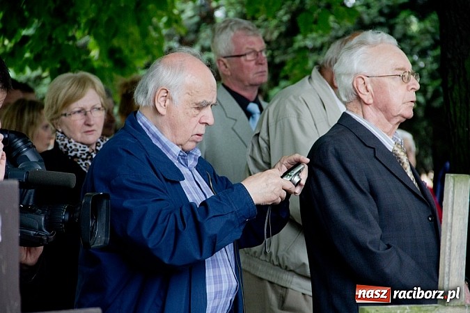 Zdjęcie w galerii na portalu naszraciborz.pl: Na Płoni odsłonięto pomnik poświęcony wszystkim ofiarom wojen i przemocy wiadomości z regionu